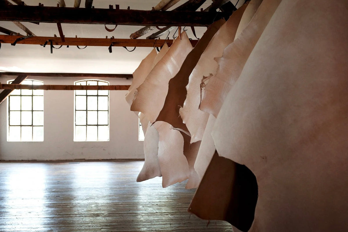 Warum kein Rind nur für seine Haut stirbt – und weshalb vegetabil gegerbtes Rindleder meist nachhaltiger ist als vegane Alternativen