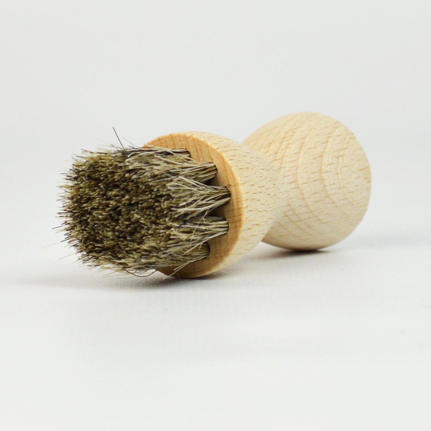 Tapir runde Auftragsbürste aus hellem Rosshaar - ideale Pflege für Flecht- und Wildledergürtel