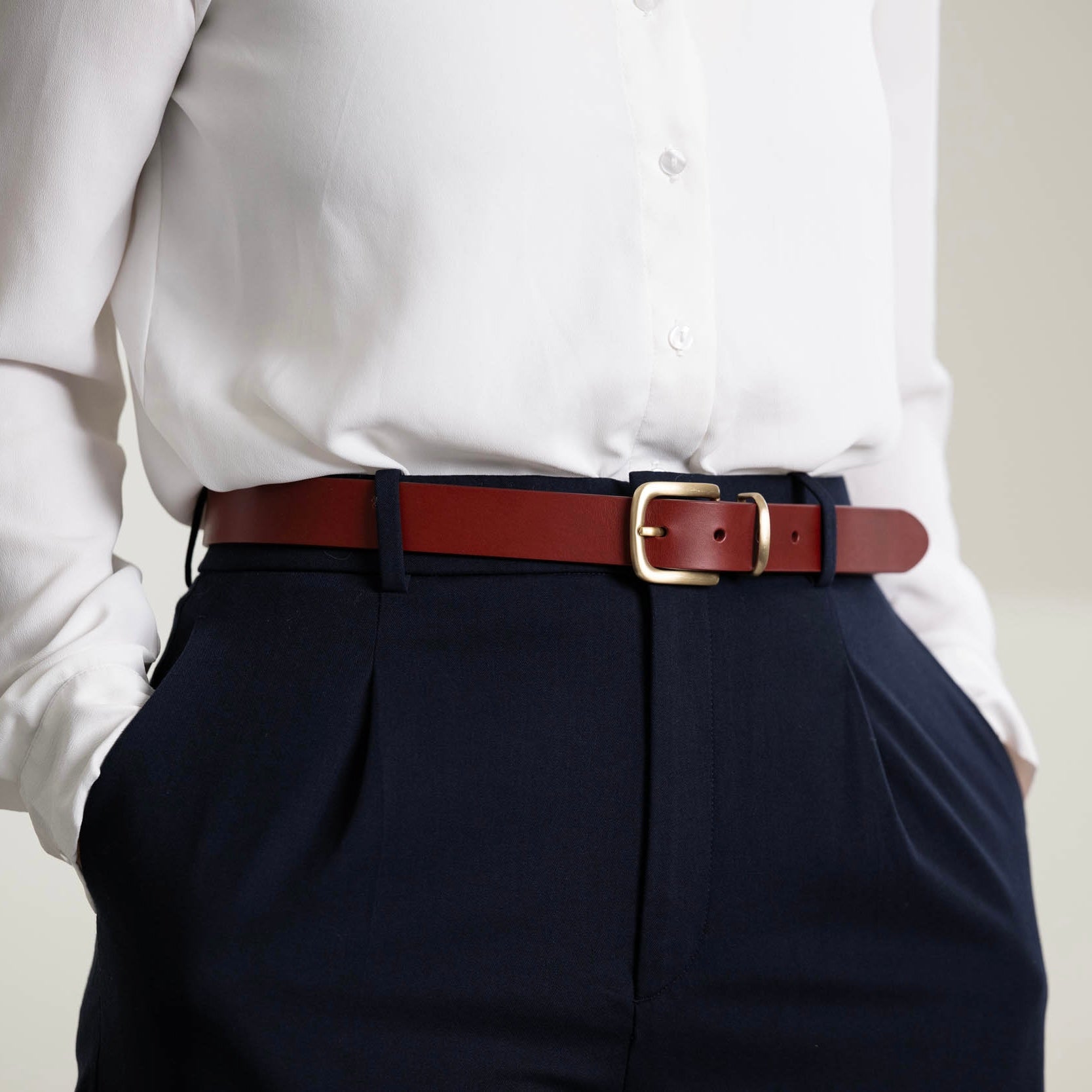 Eleganter 3cm Damengürtel „Alexandra" in Bordeaux – Schmaler Gürtel mit Messingschnalle und Schlaufe, handgefertigt in Norddeutschland