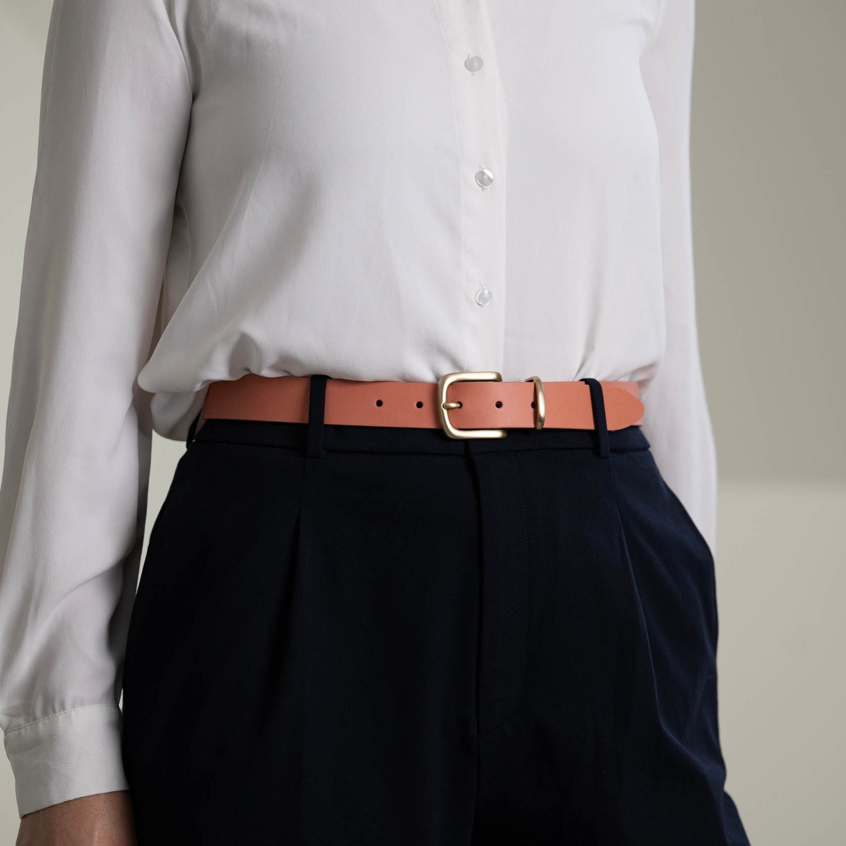 Eleganter 3cm Damengürtel „Alexandra" in Pink Ash – Schmaler Gürtel mit Messingschnalle und Schlaufe, handgefertigt in Norddeutschland