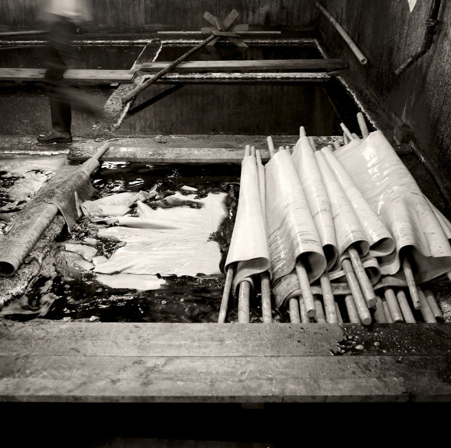 Lederhäute hängen in der Gerbgrube