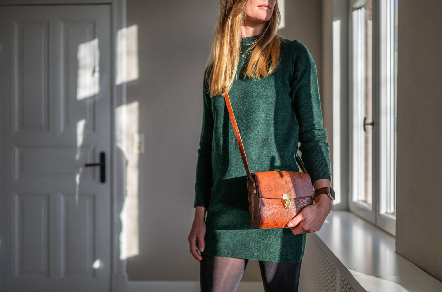 Frau mit alte Brottasche in cognac und messing Verschluss