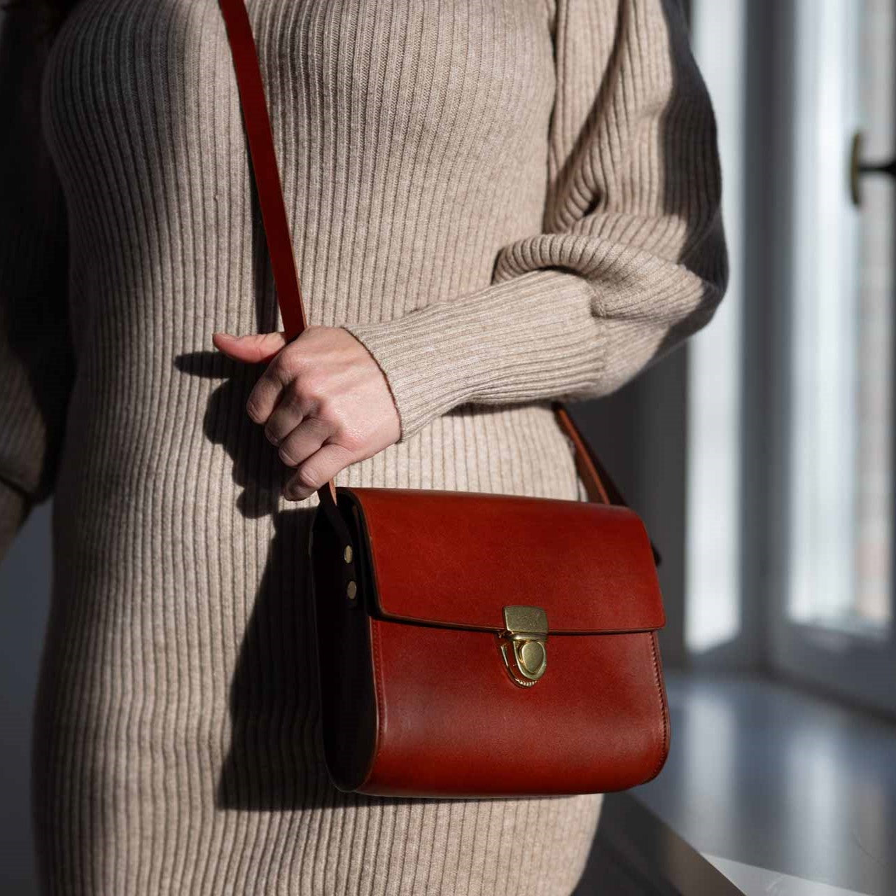 Brottasche „LOTTI“ in Cognac - Handgemachte Damen Handtasche aus pflanzlich gegerbtem Leder