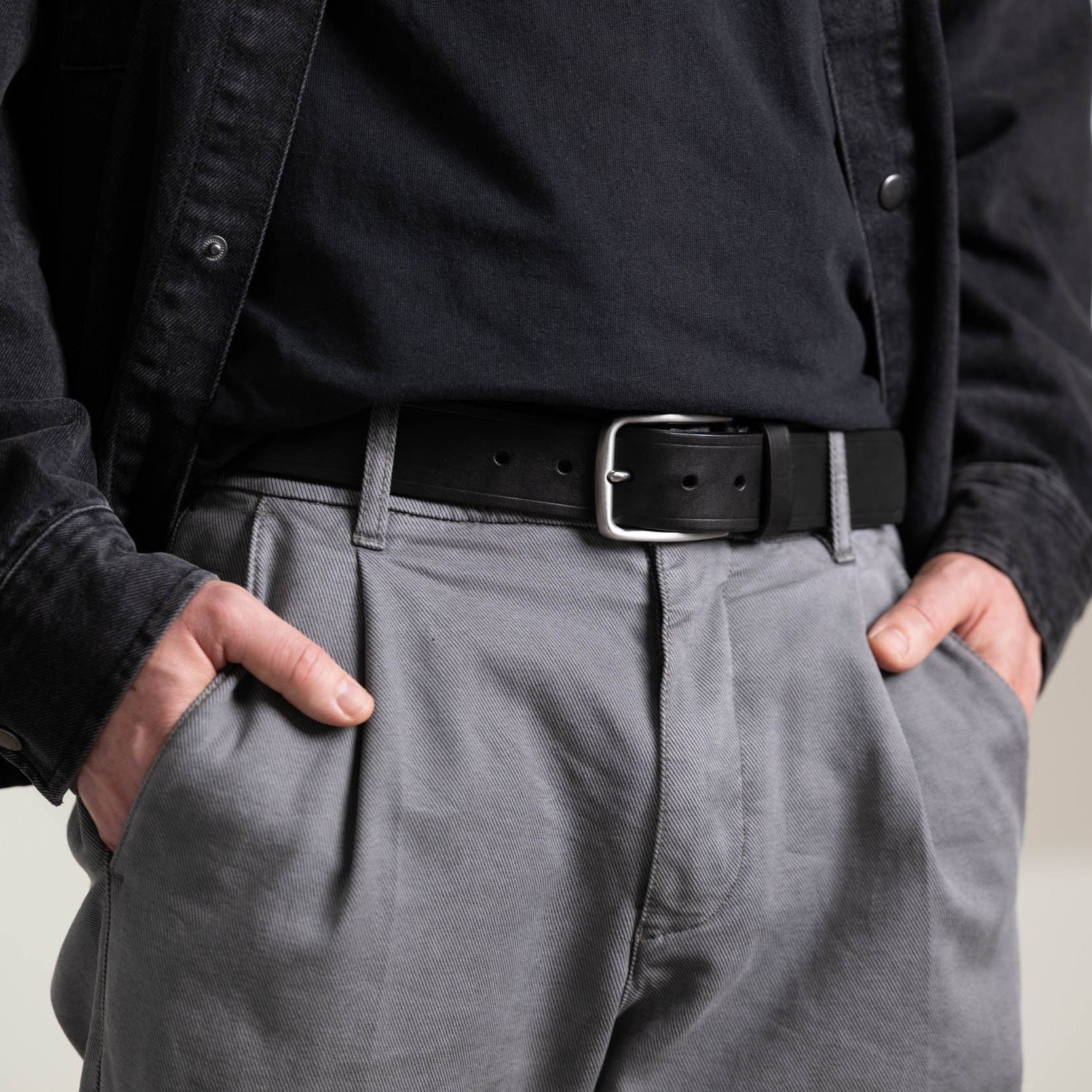 Treuer Begleiter: komfortabler Herren Jeansgürtel mit massiver Edelstahl-Schnalle, 4 cm breit: „Jakob“ in Schwarz – süddeutsche Bullen-Hälse 4-5mm dick