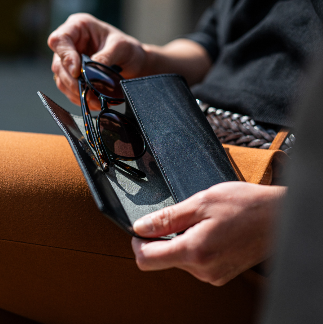 Brillenetui „LINA“ aus hochwertigem Leder in Schwarz – Schützt stilvoll Ihre Brille, 100% Made in Germany