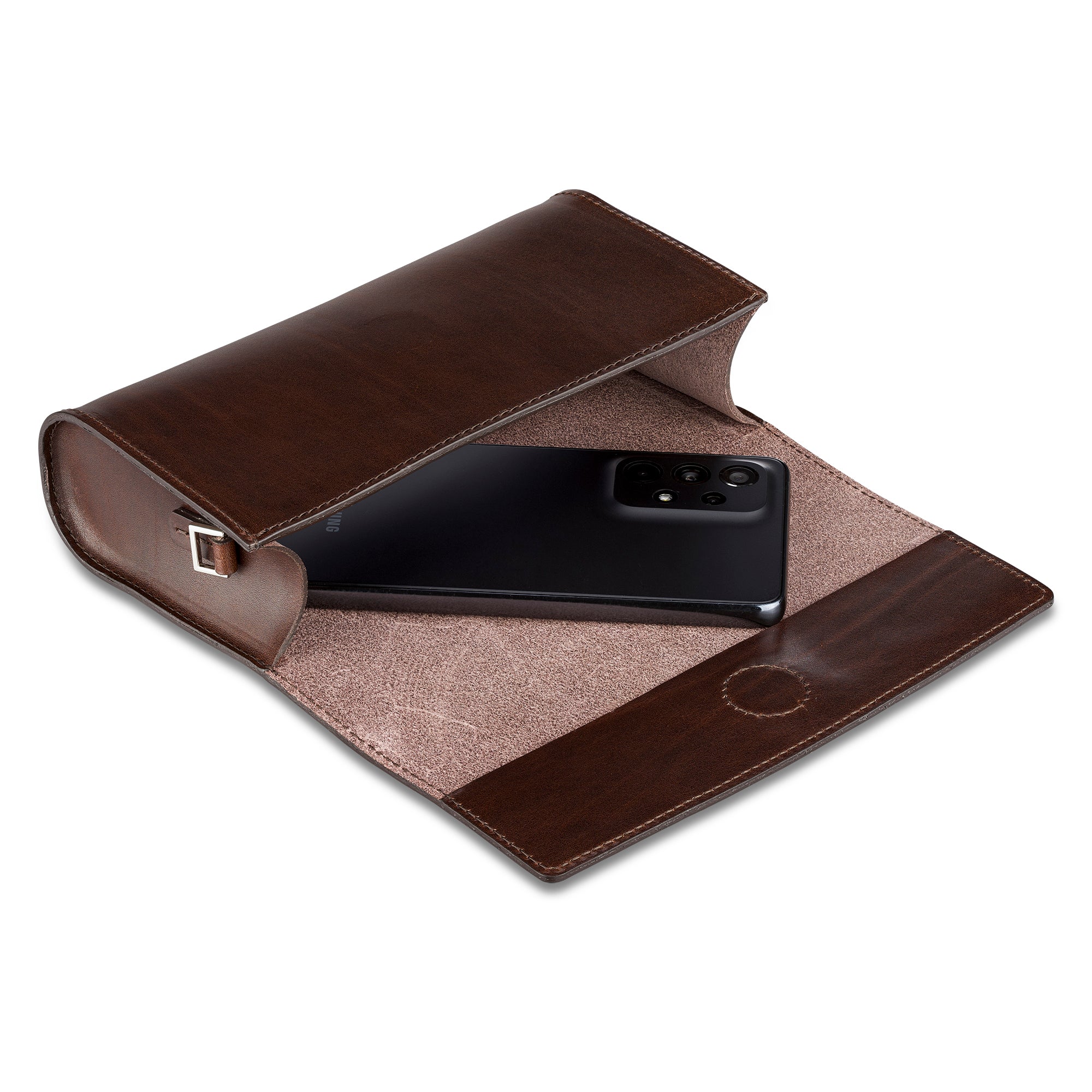 Hochwertige kleine Lederhandtasche aus pflanzlich gegerbtem Leder in Braun. Verschlussklappe mit eingearbeitetem Magneten. Hier als Clutch genutzt ohne Umhängeriemen. Beispielhaft liegt ein Handy in der geöffneten Tasche.