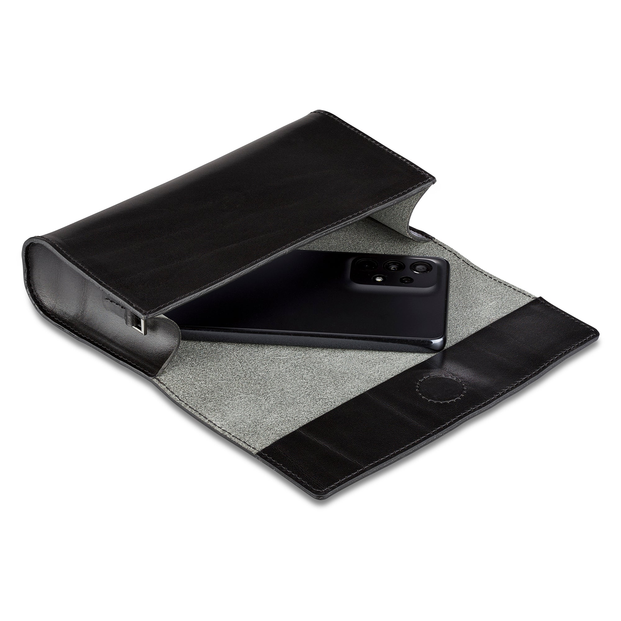 Hochwertige kleine Lederhandtasche aus pflanzlich gegerbtem Leder in Schwarz. Verschlussklappe mit eingearbeitetem Magneten. Hier als Clutch genutzt ohne Umhängeriemen. Beispielhaft liegt ein Handy in der geöffneten Tasche.