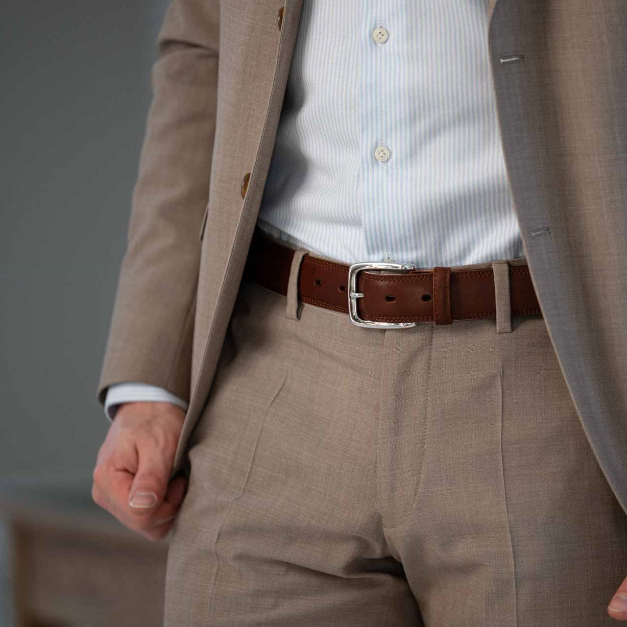 Mann im beigen Anzug mit hellbraunem Lederanzug