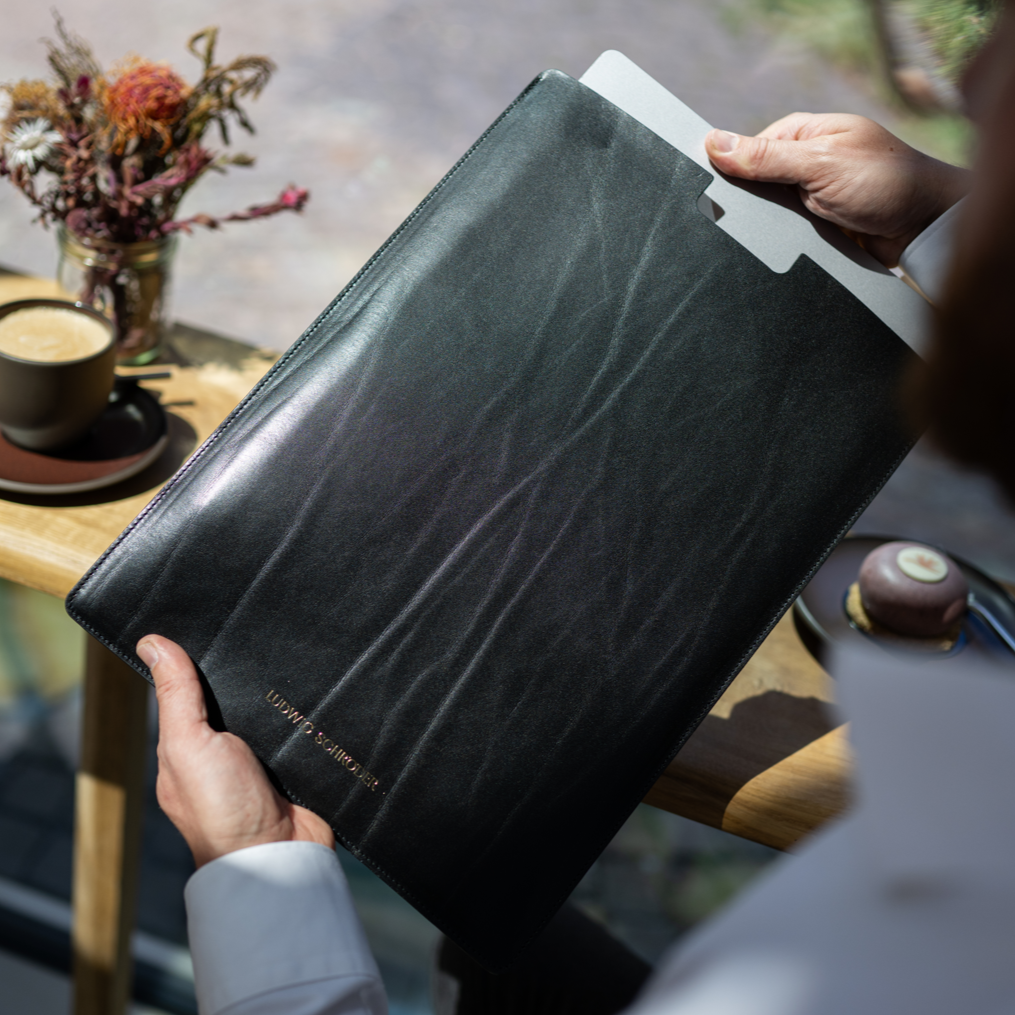 Handgefertigtes MacBook/ Surface Laptop Sleeve in Schwarz – Edles Anilinleder aus Süddeutschland für sicheren Schutz
