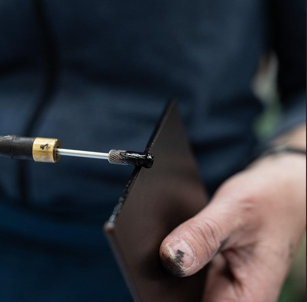 Kleines Geld- & Kartenetui aus Leder – süddeutsches Gipsy Leder in Oliv, Messing-Druckknöpfe