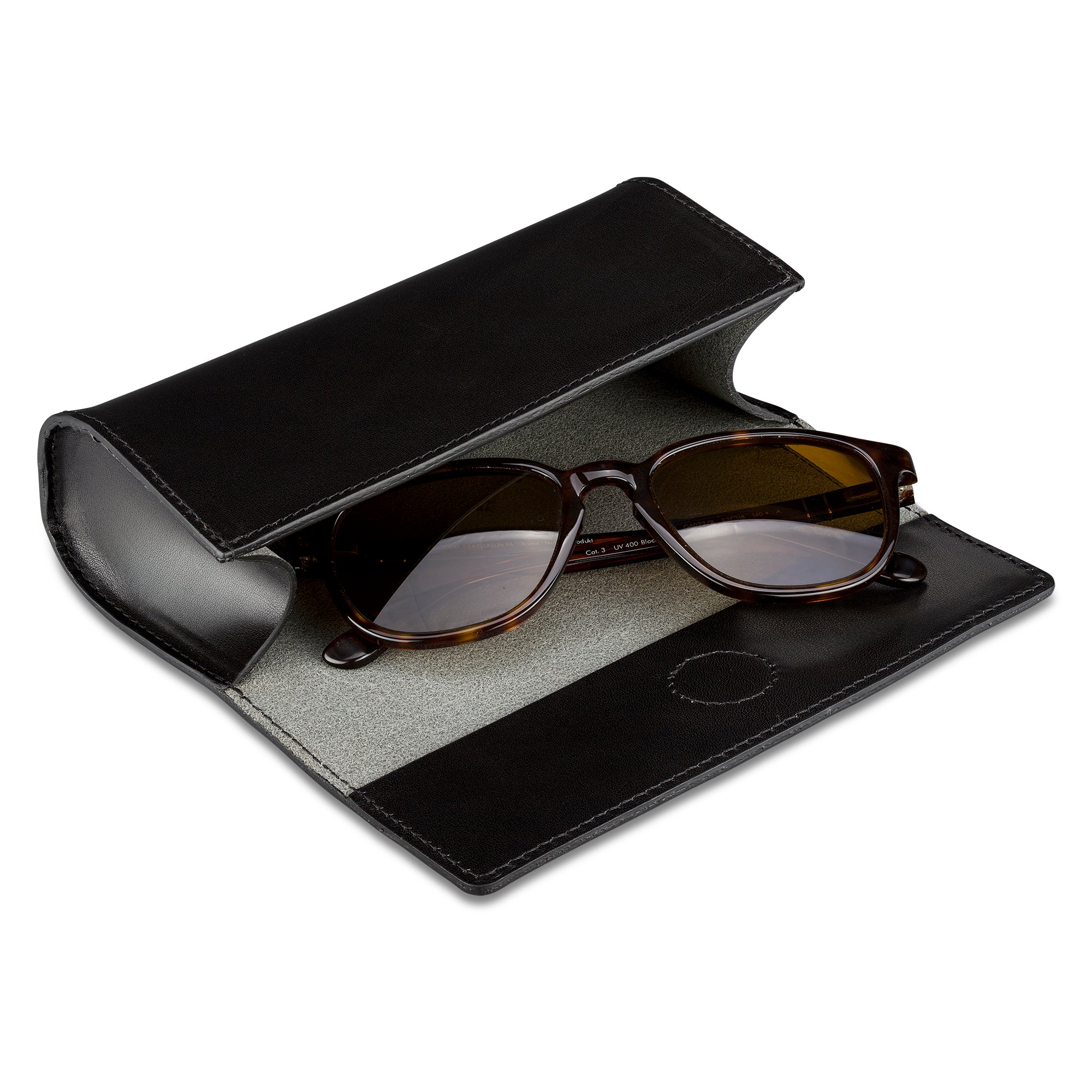 Brillenetui Cognac aus dickem, pflanzlich gegerbtem Leder in Schwarz, Verschluss mit eingearbeitetem Magneten. Fein sauber genäht. Hier geöffnet mit Sonnenbrille innen.