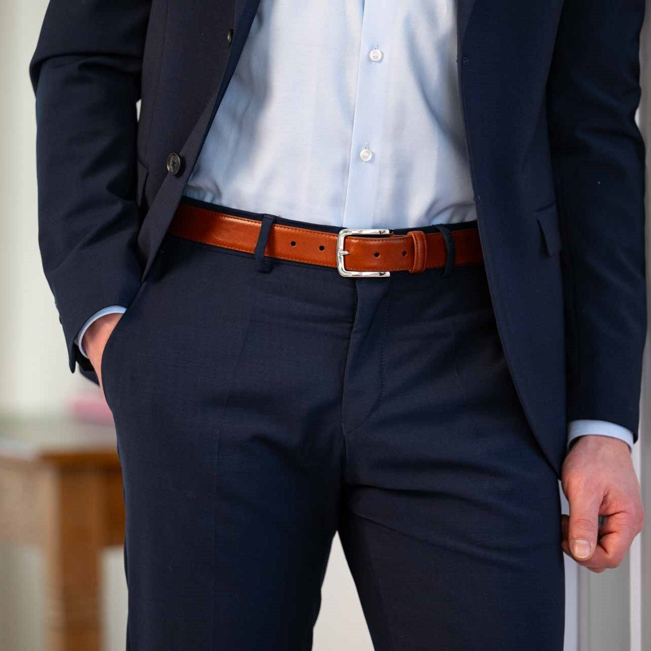 schmaler, leichter Herren Anzuggürtel aus edlem Leder in hellem braun zu blauem Anzug