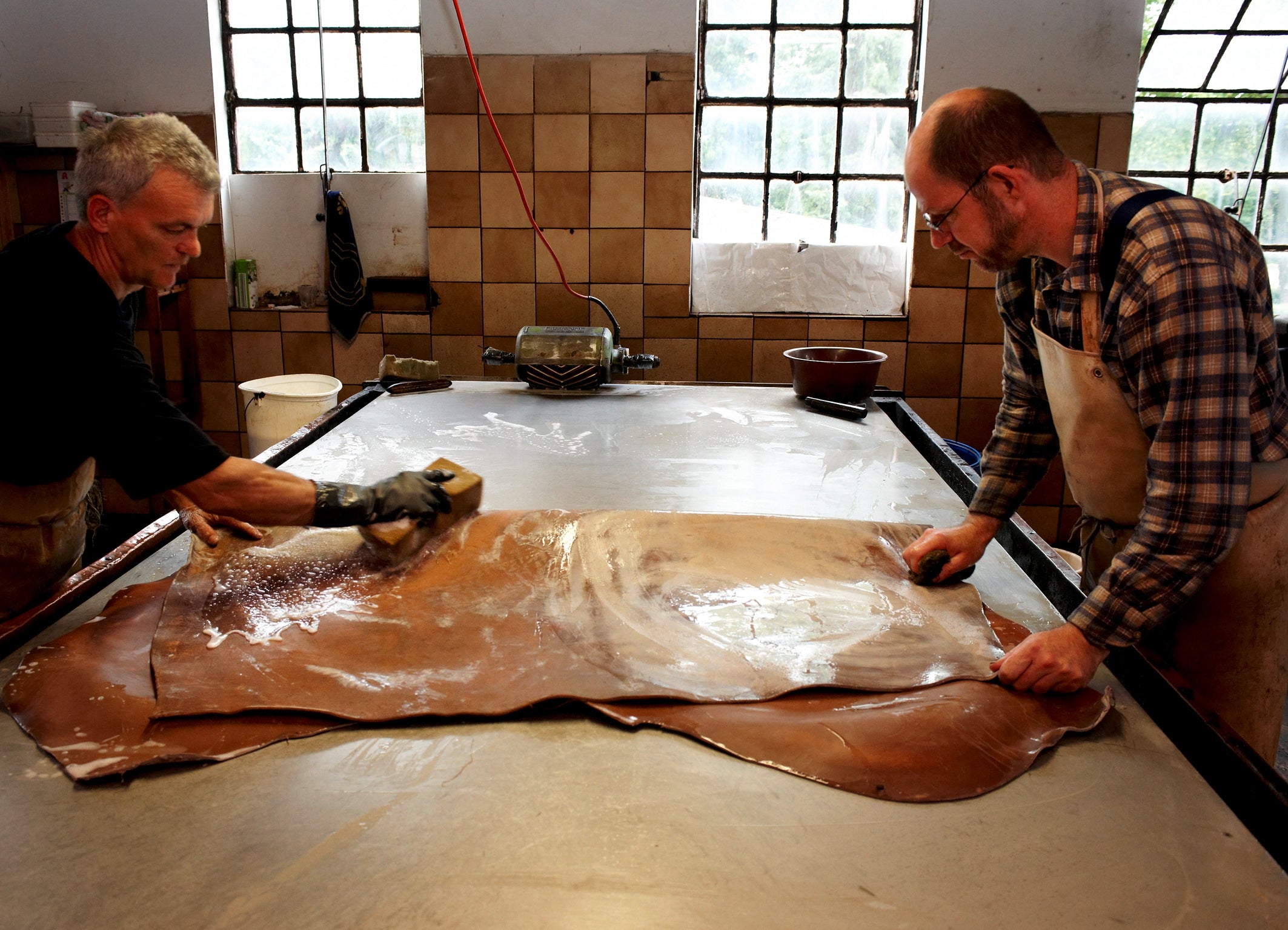 Lederhäute werden in der Gerberei Gebrüder Kobel gefettet