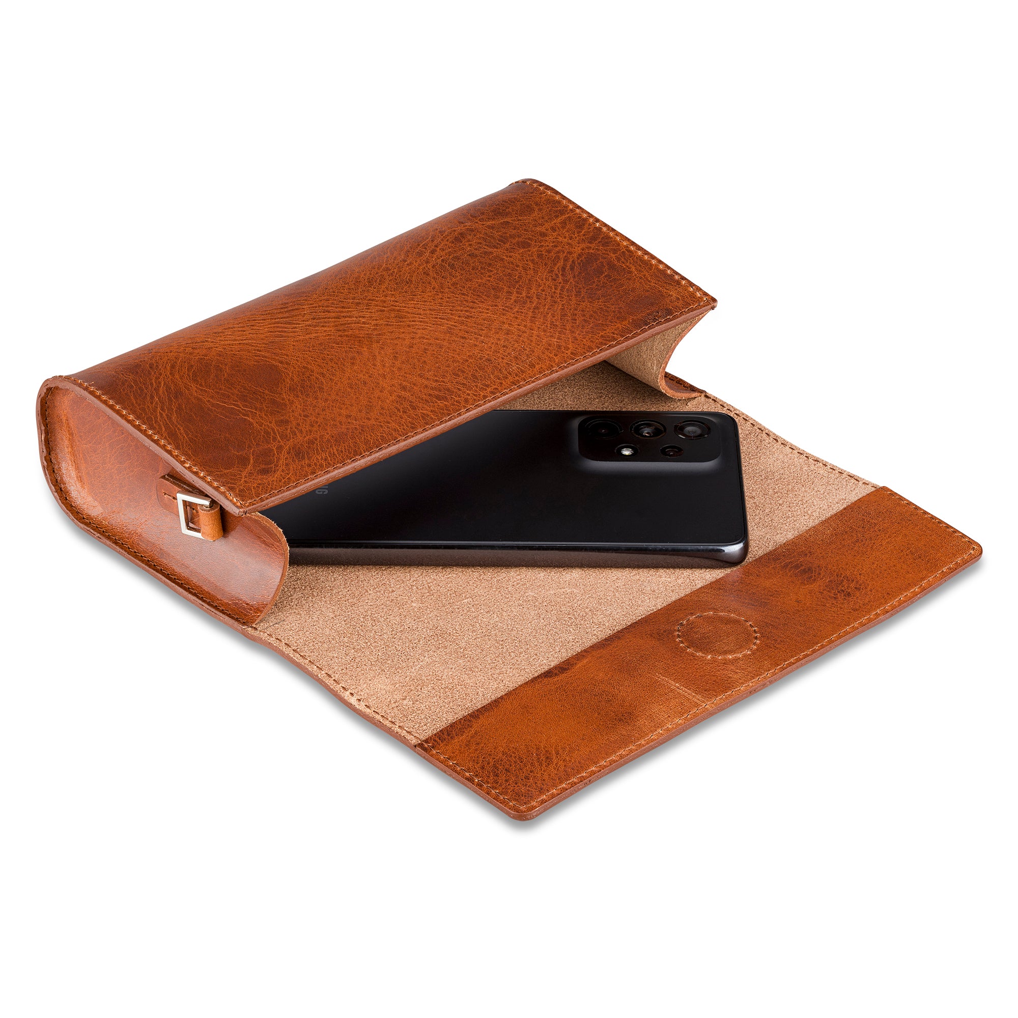 Hochwertige kleine Lederhandtasche aus pflanzlich gegerbtem Leder in Gipsy Cognac. Verschlussklappe mit eingearbeitetem Magneten. Hier als Clutch genutzt ohne Umhängeriemen. Beispielhaft liegt ein Handy in der geöffneten Tasche.