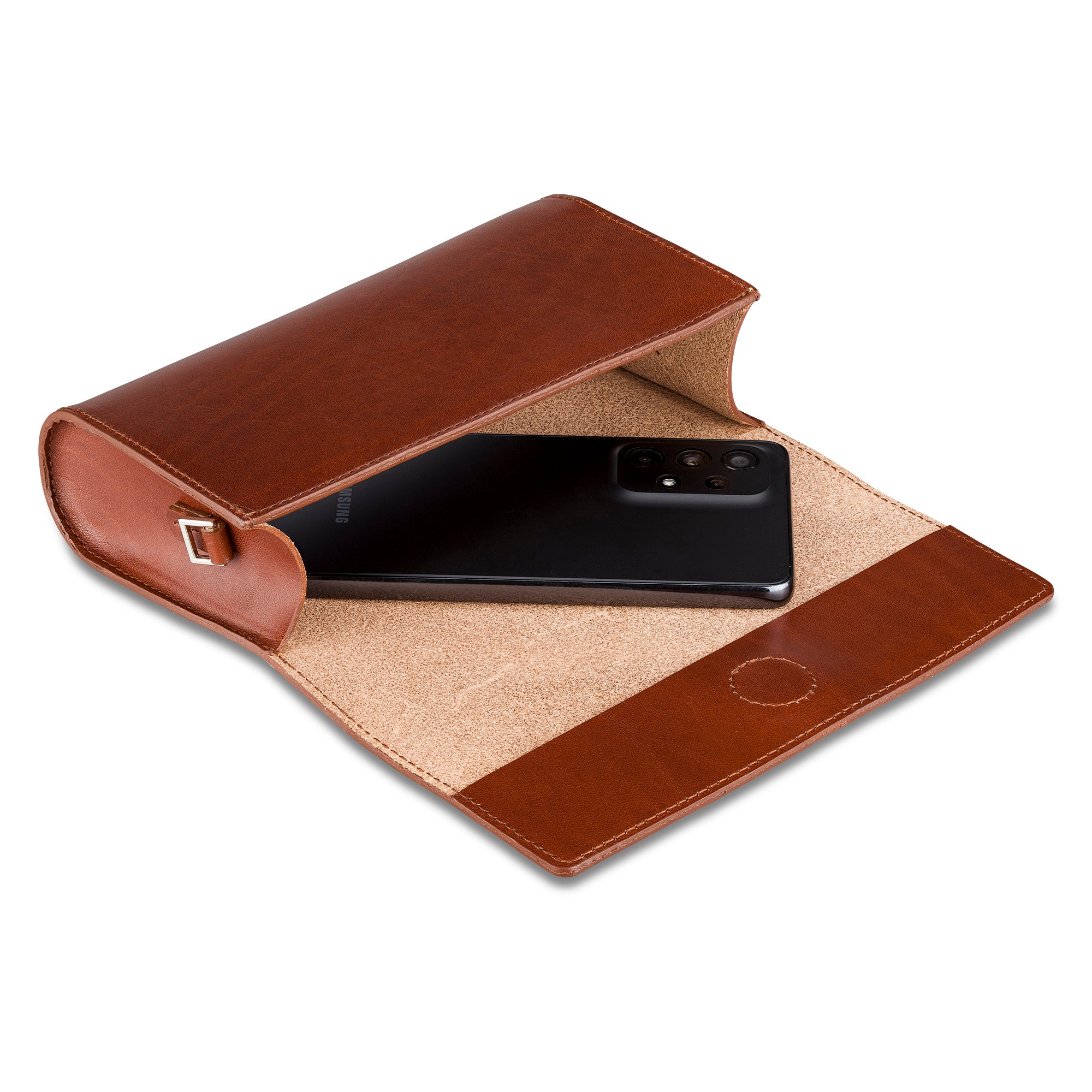 Edle kleine Lederhandtasche aus pflanzlich gegerbtem Leder in Cognac. Verschlussklappe mit eingearbeitetem Magneten. Hier als Clutch genutzt ohne Umhängeriemen. Beispielhaft liegt ein Handy in der geöffneten Tasche.