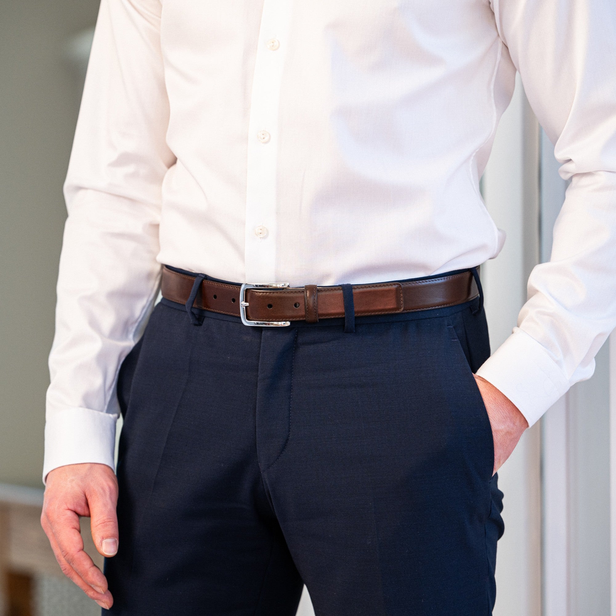 Schmaler Herren Ledergürtel Braun: „Alessio“ – 3 cm Breite, pflanzlich gegerbtes Leder, edle Silberschnalle