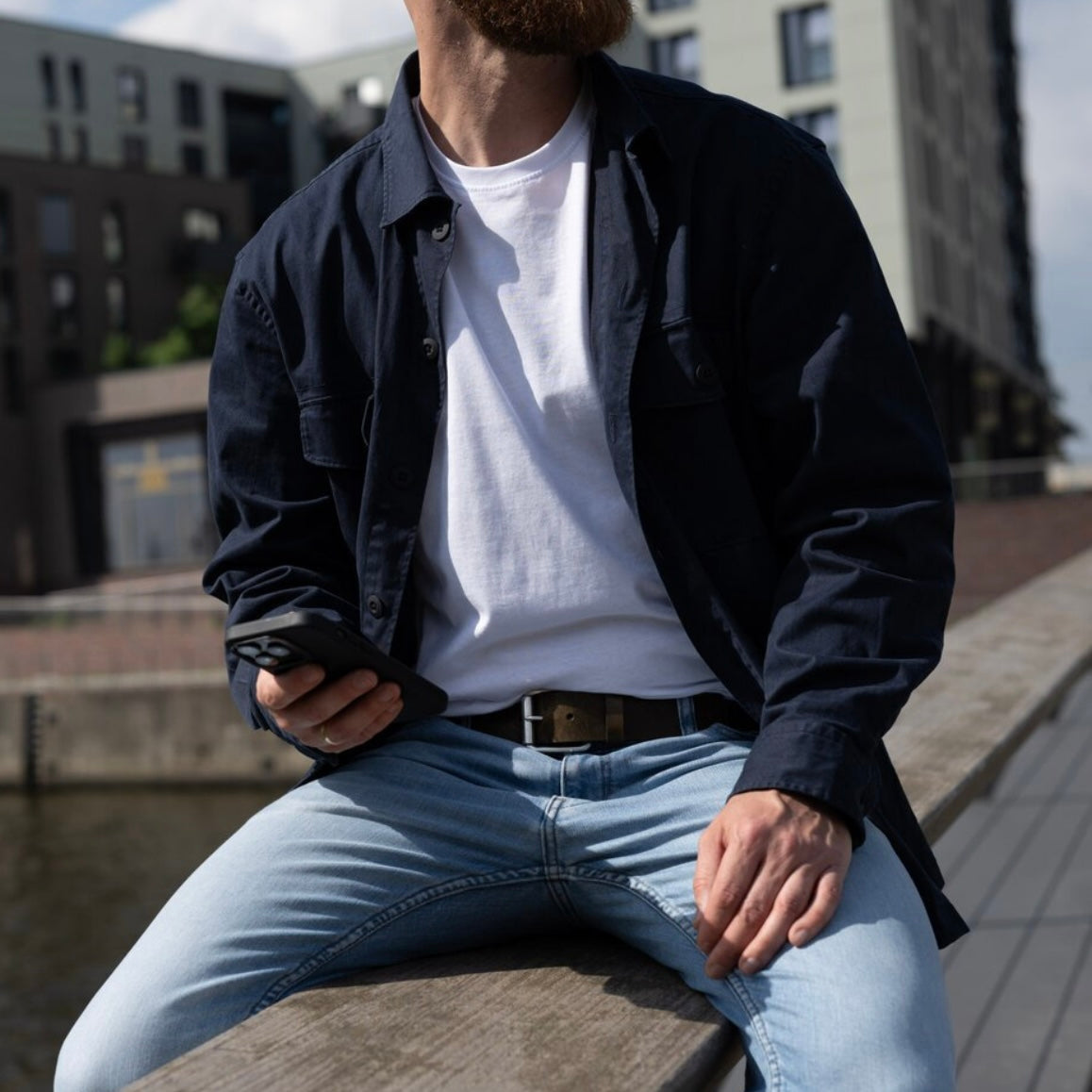 Mann mit rustikalen aus Vintage Leder mit derber Rollschnalle in oliv getragen zu Bluejeans