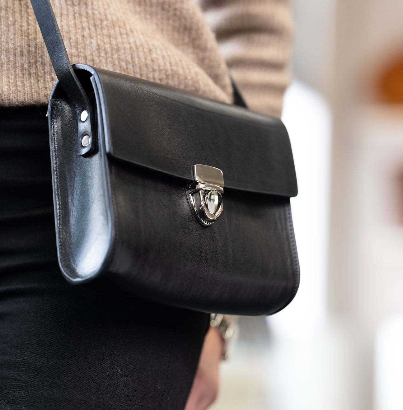 Brottasche „LOTTI“ in Schwarz - Handgemachte Damen Handtasche aus pflanzlich gegerbtem Leder