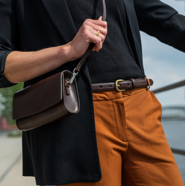 Frau mit kleiner Lederhandtasche braun, handgefertigt aus nachhaltigem Leder