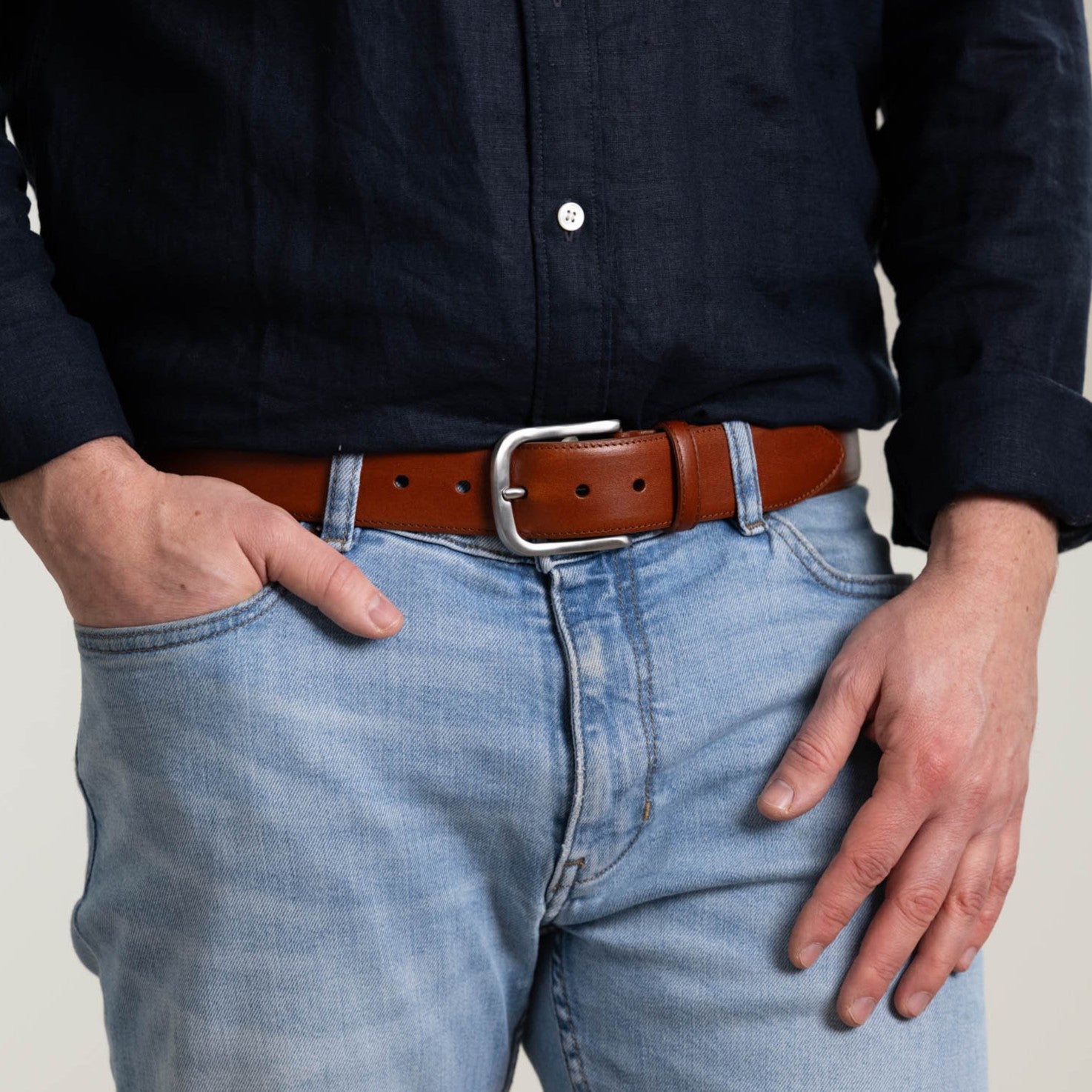 Lebenslang-Gürtel: nachhaltiger Herren Ledergürtel in Cognac: „Hannes“ – 4 cm breit, edler Jeansgürtel mit massiver Edelstahlschnalle