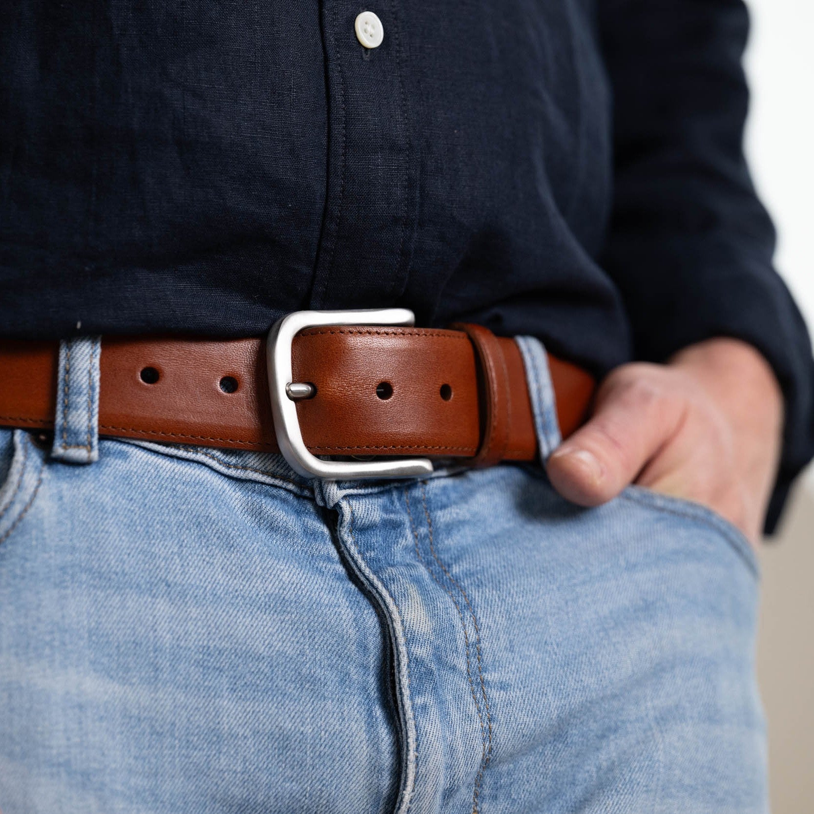 Lebenslang-Gürtel: nachhaltiger Herren Ledergürtel in Cognac: „Hannes“ – 4 cm breit, edler Jeansgürtel mit massiver Edelstahlschnalle