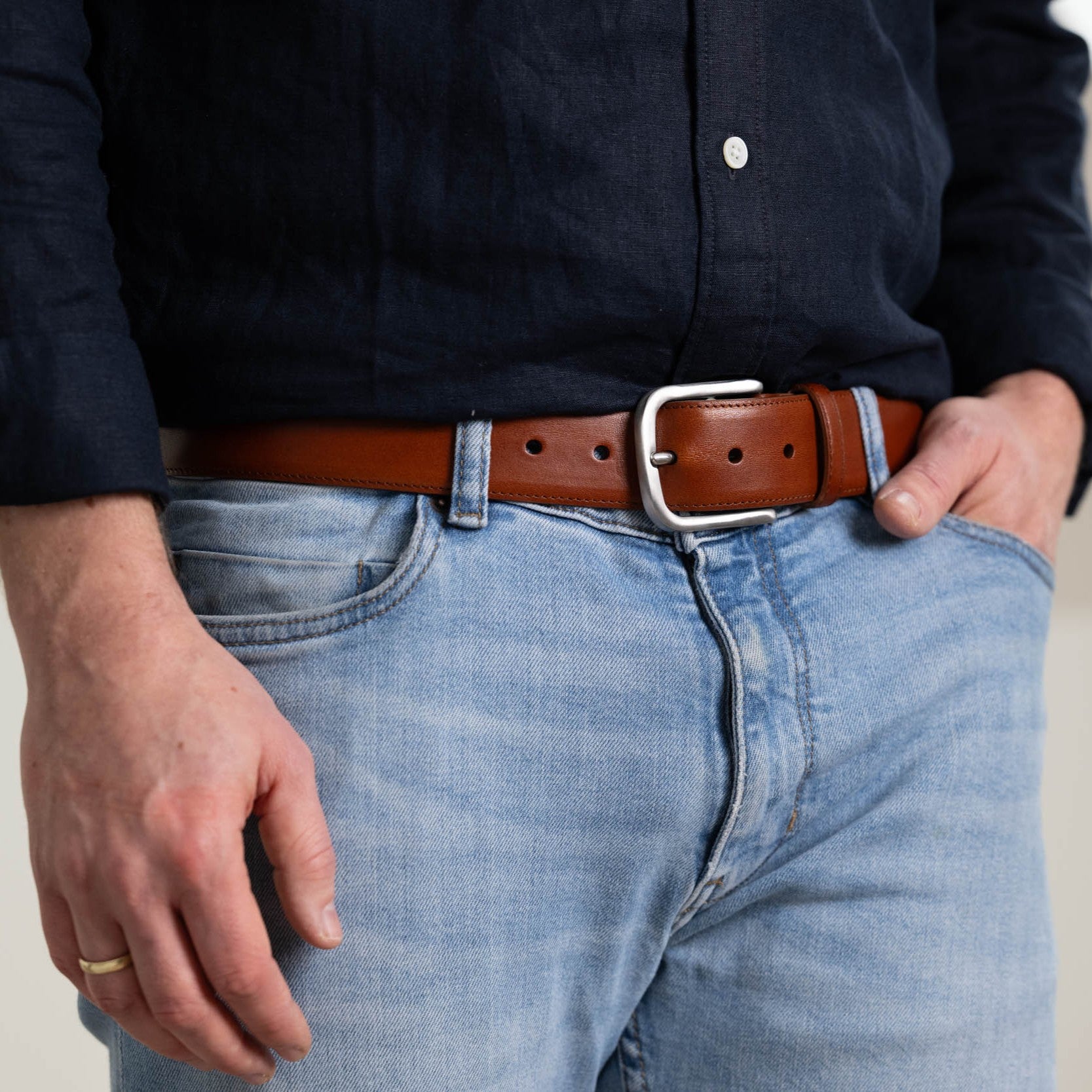 Lebenslang-Gürtel: nachhaltiger Herren Ledergürtel in Cognac: „Hannes“ – 4 cm breit, edler Jeansgürtel mit massiver Edelstahlschnalle