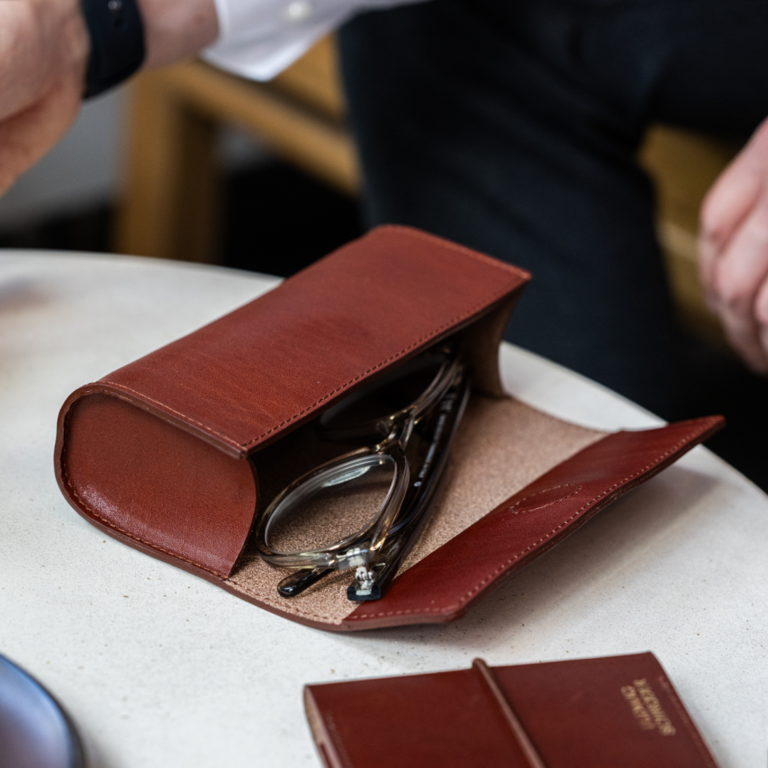 Brillenetui aus hochwertigem Leder in Cognac – Schützt stilvoll Ihre Brille, 100% Made in Germany