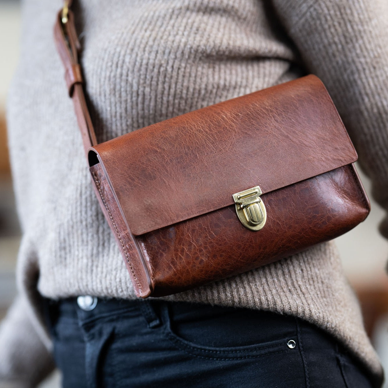 Used-Look Crossbody Damen Handtasche aus Leder in Cognac mit Messing Steckschloss