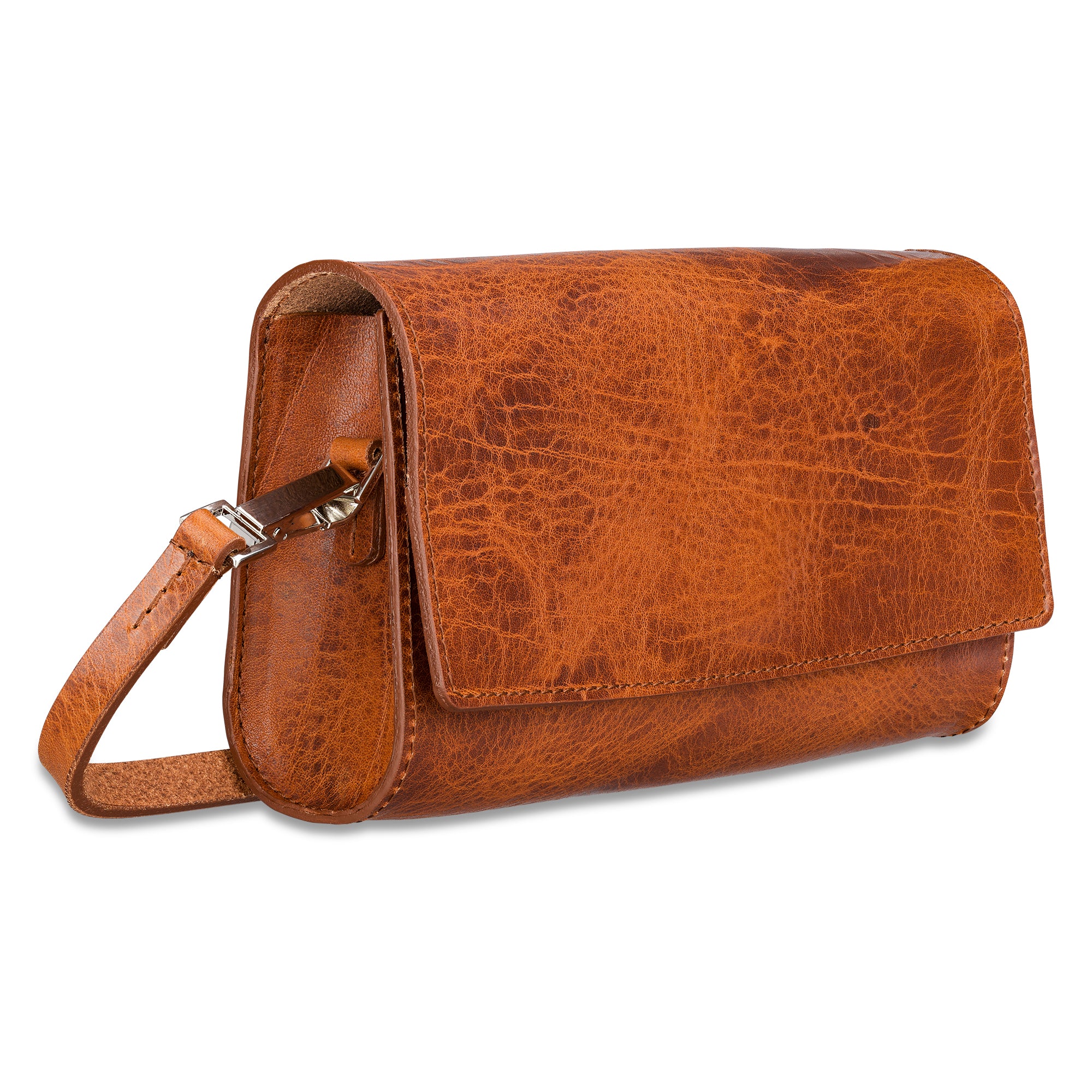 Hochwertige kleine Lederhandtasche aus pflanzlich gegerbtem Leder in Cognac im Vintage Look. Verschlussklappe mit eingearbeitetem Magneten. Schmaler Riemen zum Umhängen, befestigt mit kleinen silbernen Karabinern.